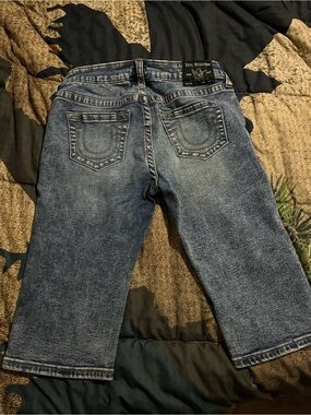 EUC TRUE RELIGION RILEY KNEE LENGTH SHORTS SIZE 28